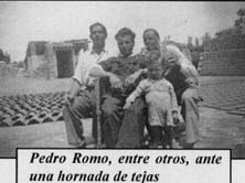 Pedro Romo, entre otros, ante una hornada de tejas.